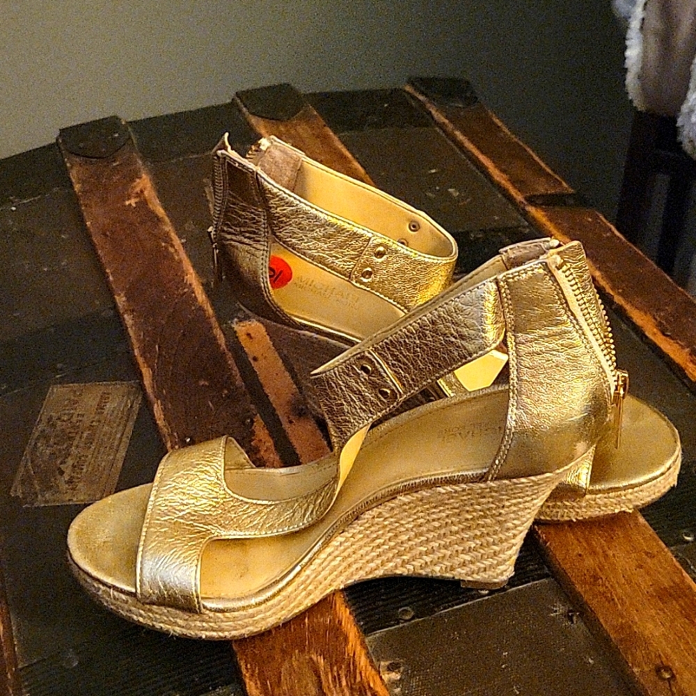 Michael Kors Gold Leather Sandals size 6